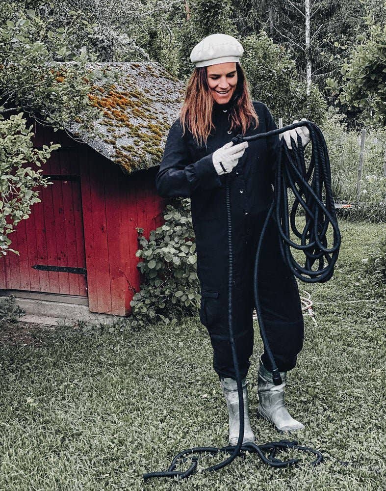 Garden Hose Deluxe Set von Benson – Gartenschlauch 15 m oder 25 m mit Sprühpistole, Metallhalter und Samttasche: Schwarz / 15 m