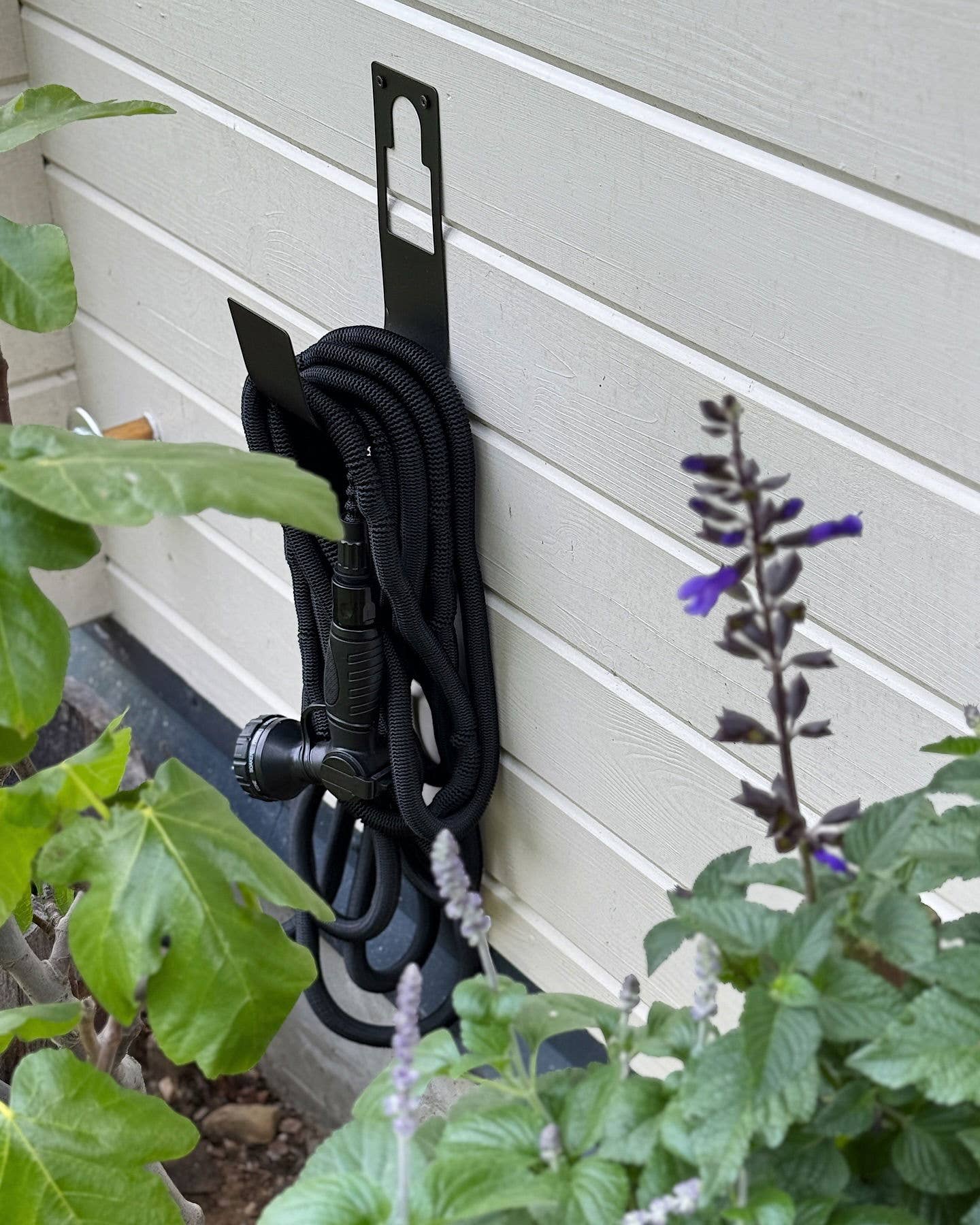 Garden Hose Deluxe Set von Benson – Gartenschlauch 15 m oder 25 m mit Sprühpistole, Metallhalter und Samttasche: Schwarz / 15 m