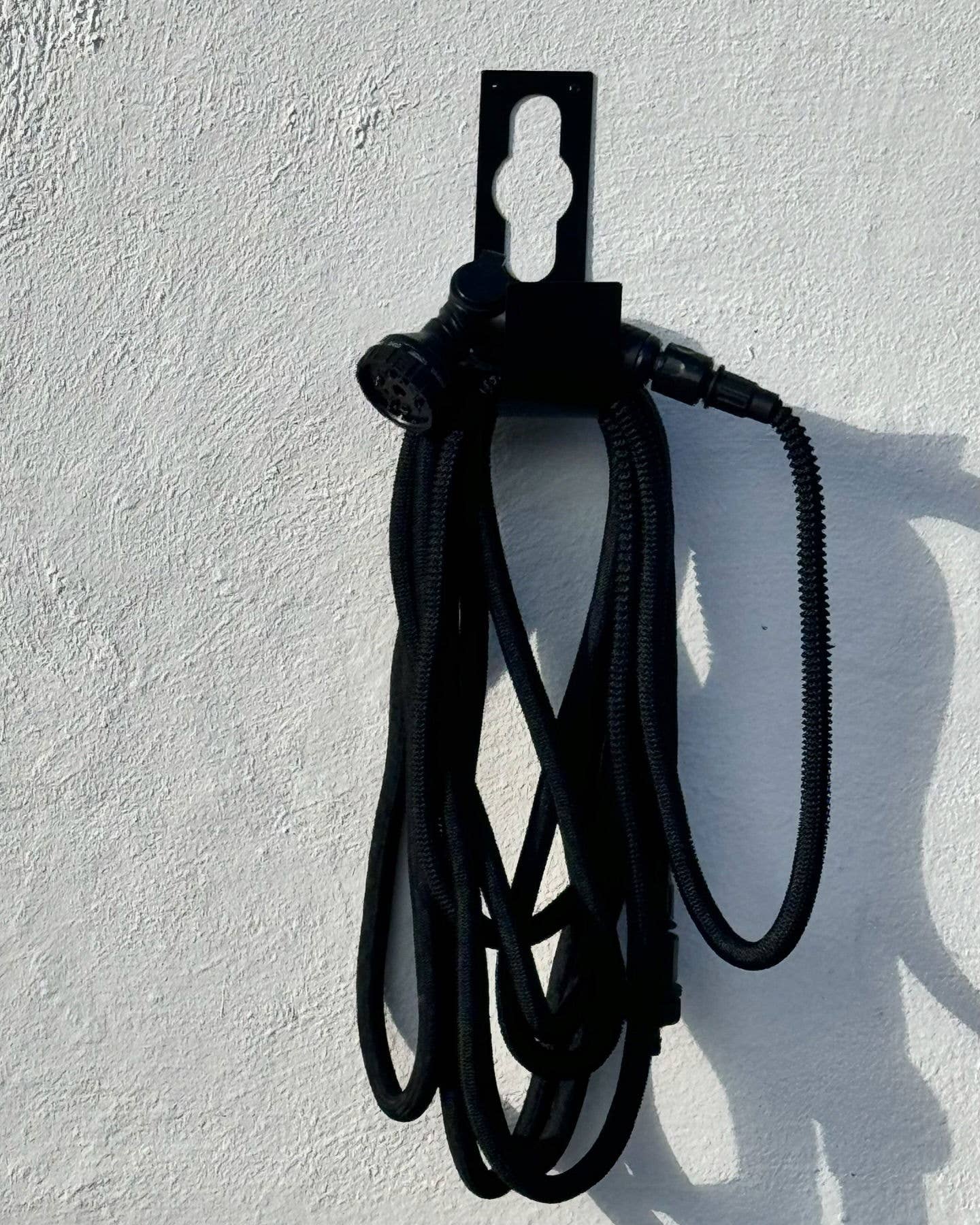 Garden Hose Deluxe Set von Benson – Gartenschlauch 15 m oder 25 m mit Sprühpistole, Metallhalter und Samttasche: Schwarz / 15 m