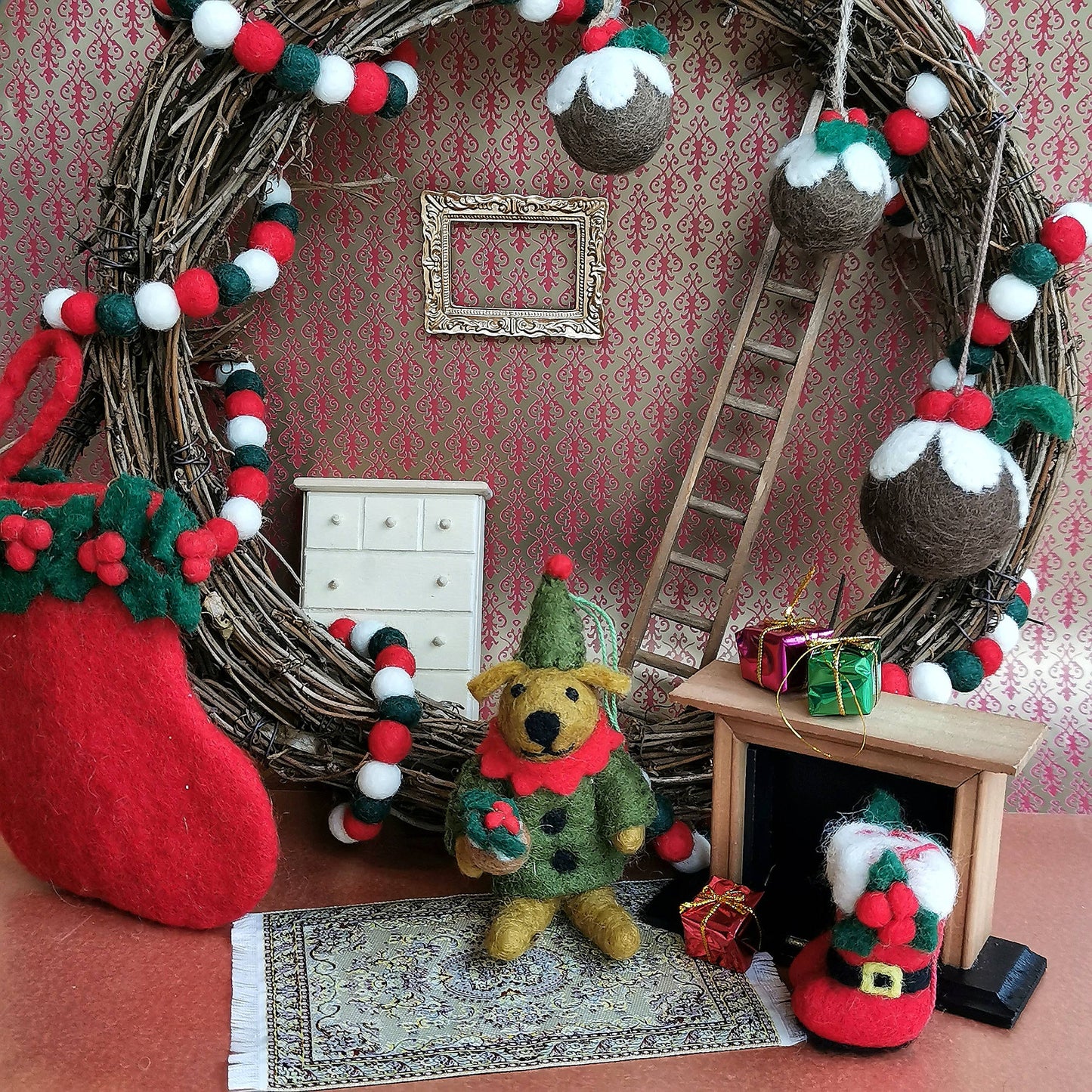 Handgefertigte Filz-Weihnachtspudding-Kugeln zum Aufhängen