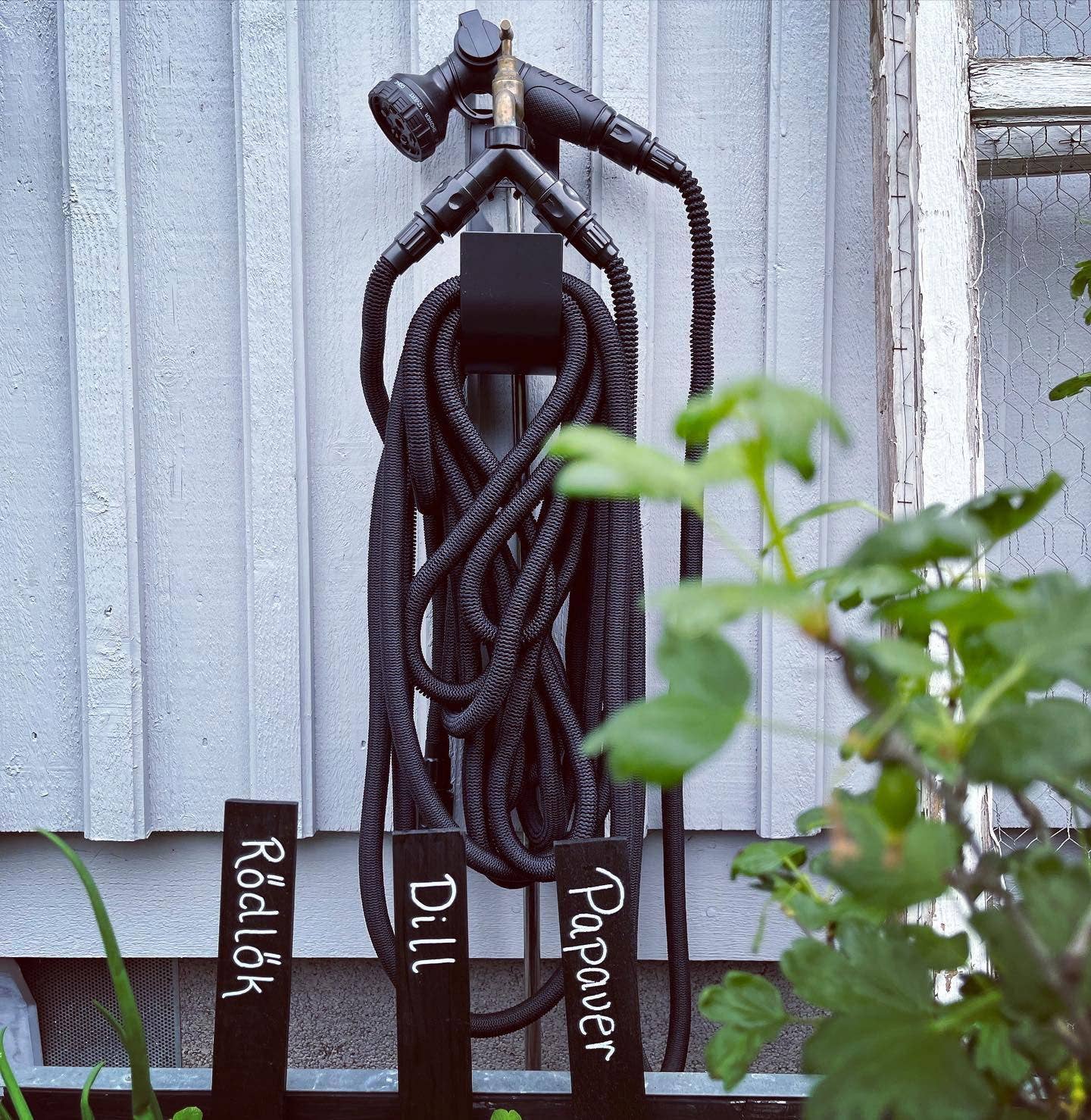 Garden Hose Deluxe Set von Benson – Gartenschlauch 15 m oder 25 m mit Sprühpistole, Metallhalter und Samttasche: Schwarz / 15 m