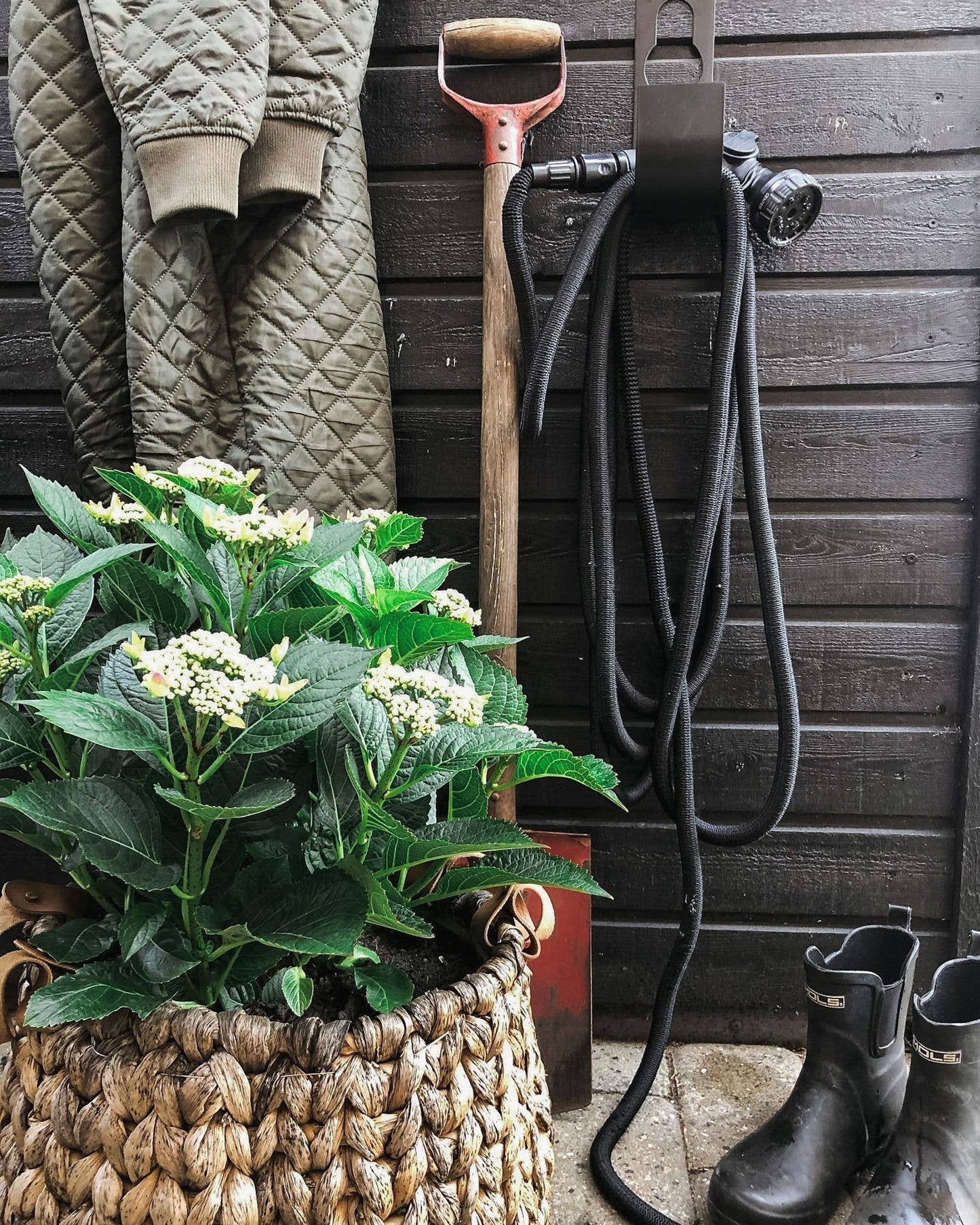 Garden Hose Deluxe Set von Benson – Gartenschlauch 15 m oder 25 m mit Sprühpistole, Metallhalter und Samttasche: Schwarz / 15 m