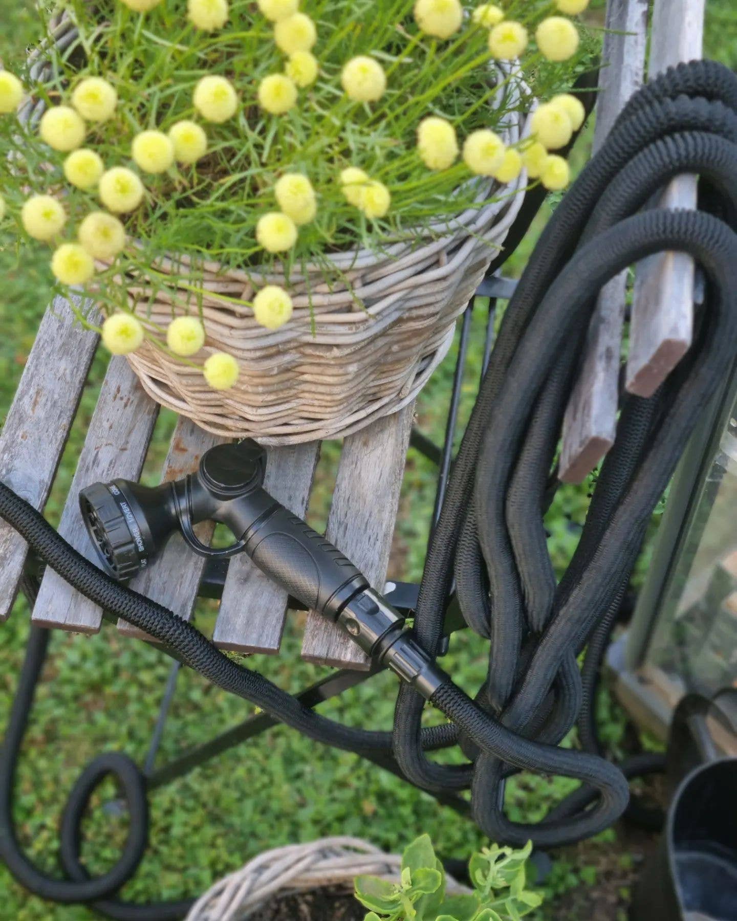 Garden Hose Deluxe Set von Benson – Gartenschlauch 15 m oder 25 m mit Sprühpistole, Metallhalter und Samttasche: Schwarz / 15 m